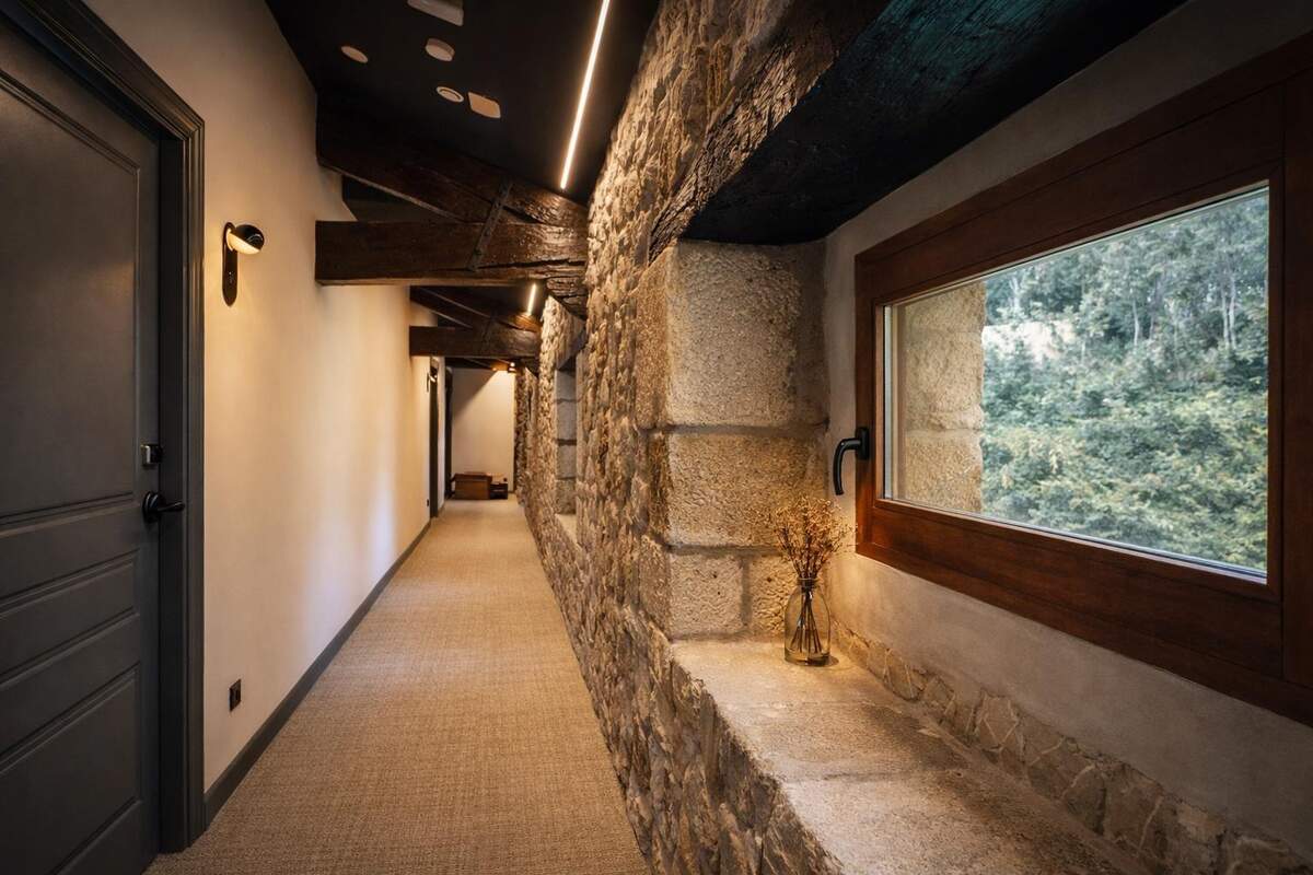 Pasillo de acceso a las habitaciones del Hotel Paraíso del Pas, Cantabria