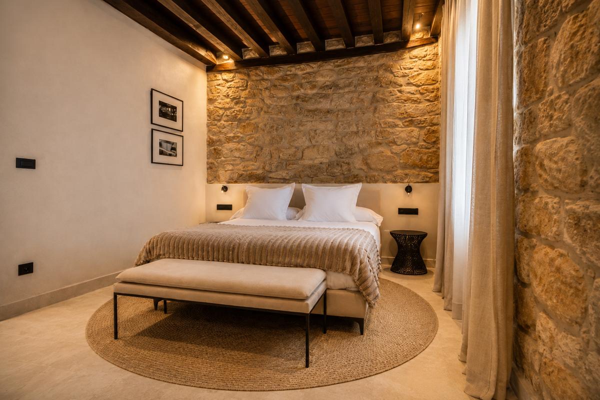 Habitación Doble · Dormitorio con pared de piedra